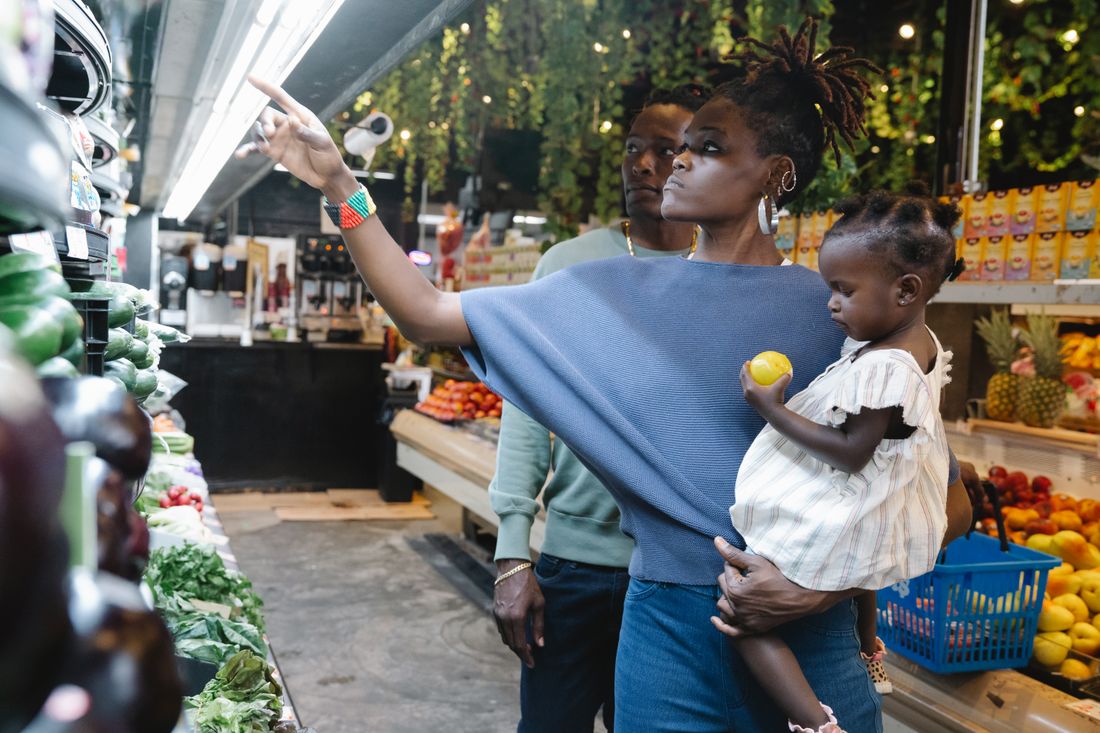 Una famiglia sceglie prodotti al supermercato